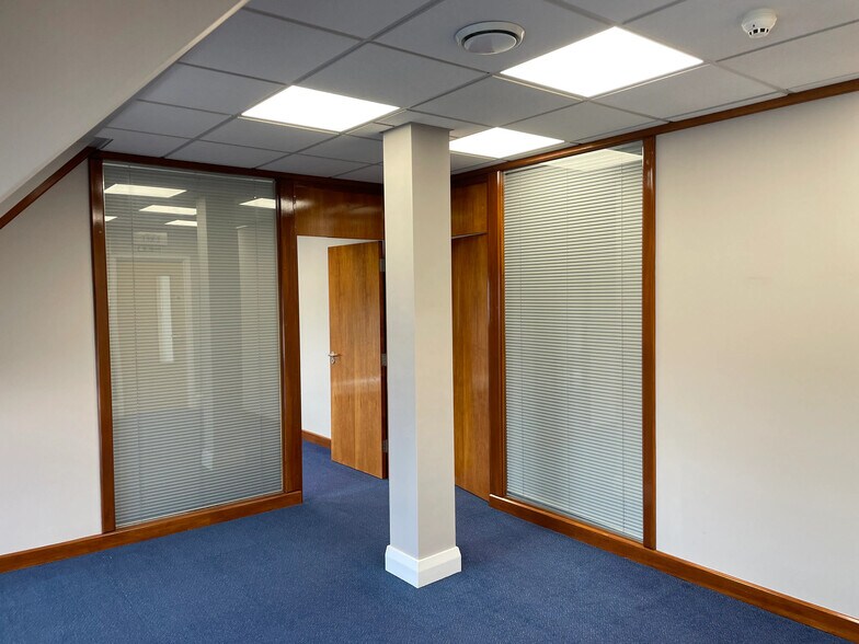 Milbanke Way, Bracknell to rent - Building Photo - Image 3 of 9