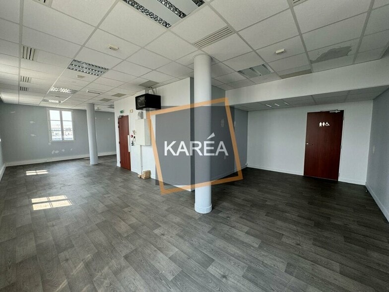 Office in Chessy to rent - Interior Photo - Image 2 of 5