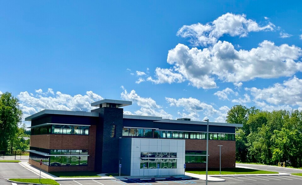 Union Carbide Dr, South Charleston, WV to rent - Building Photo - Image 3 of 10