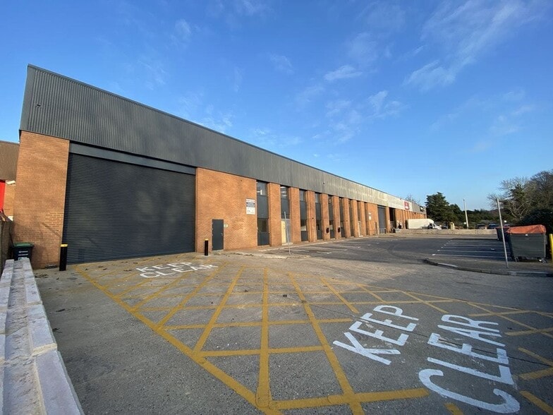 3-4 Fairfield Trade Park, Kingston Upon Thames to rent - Building Photo - Image 1 of 39
