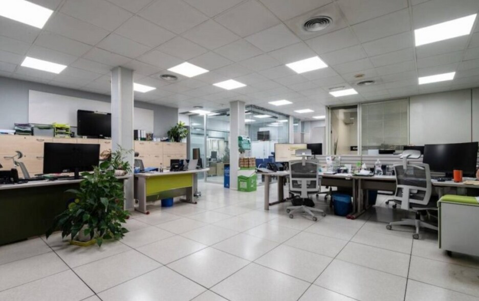 Office / Retail in Madrid, Madrid to rent - Interior Photo - Image 2 of 2
