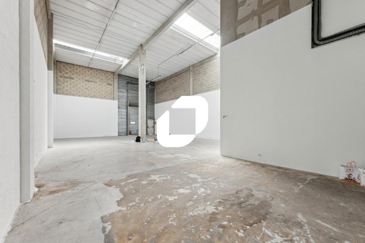 Light Industrial in Emerainville to rent Interior Photo- Image 1 of 12
