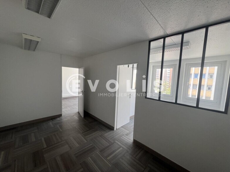 1 Voie Felix Eboue, Créteil to rent - Interior Photo - Image 3 of 16