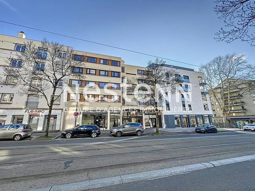 Office in Bron to rent Building Photo- Image 1 of 9