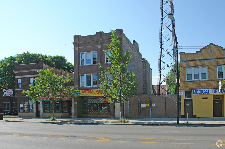 4237 W Fullerton Ave, Chicago, IL for rent - Primary Photo - Image 1 of 2