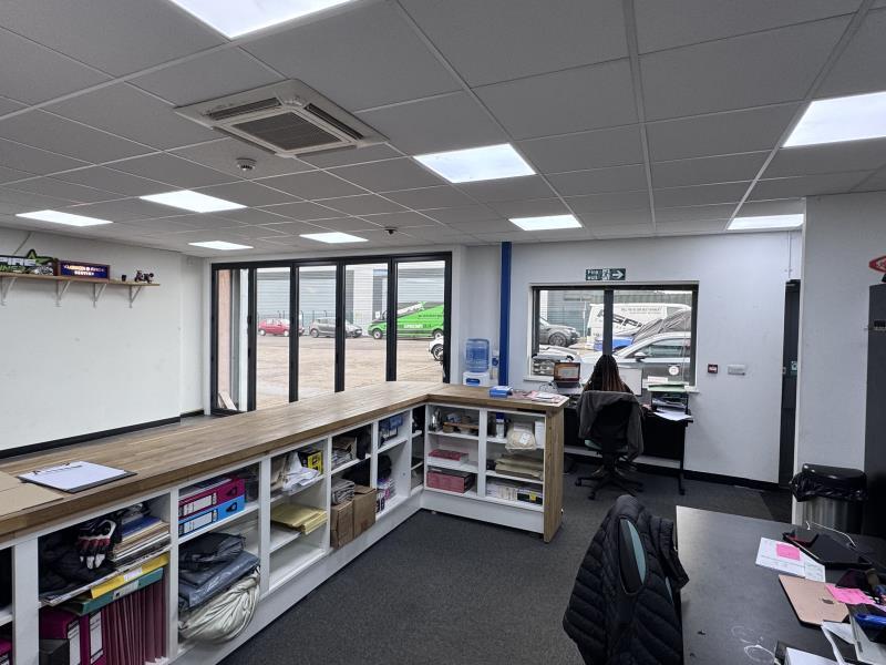 1-5 West Hendford, Yeovil to rent Interior Photo- Image 1 of 3