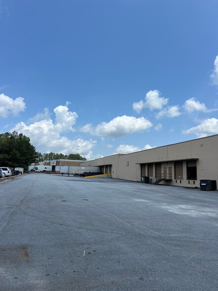 2565-2579 Park Central Blvd, Decatur, GA for rent - Building Photo - Image 2 of 7