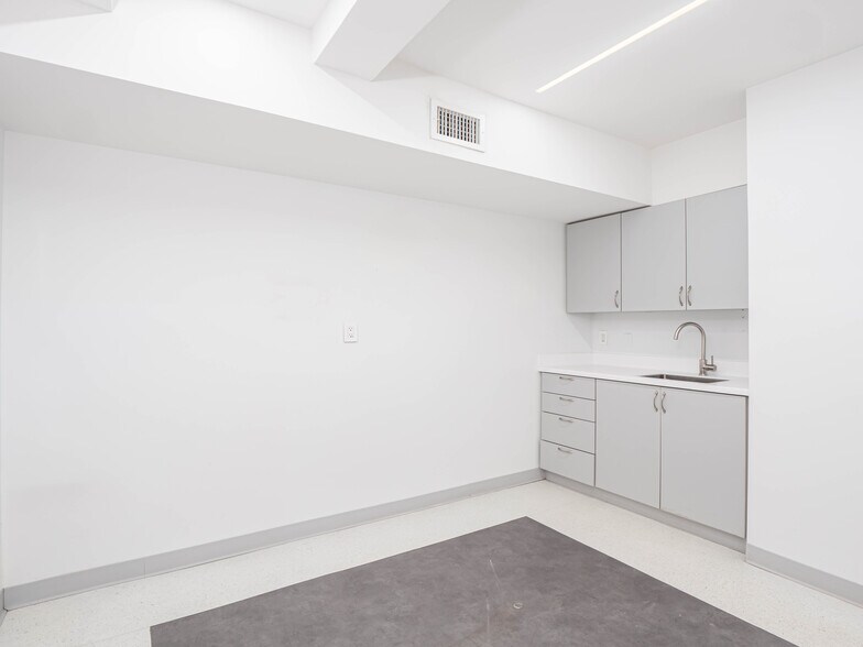 36 E 36th St, New York, NY for rent - Interior Photo - Image 3 of 10