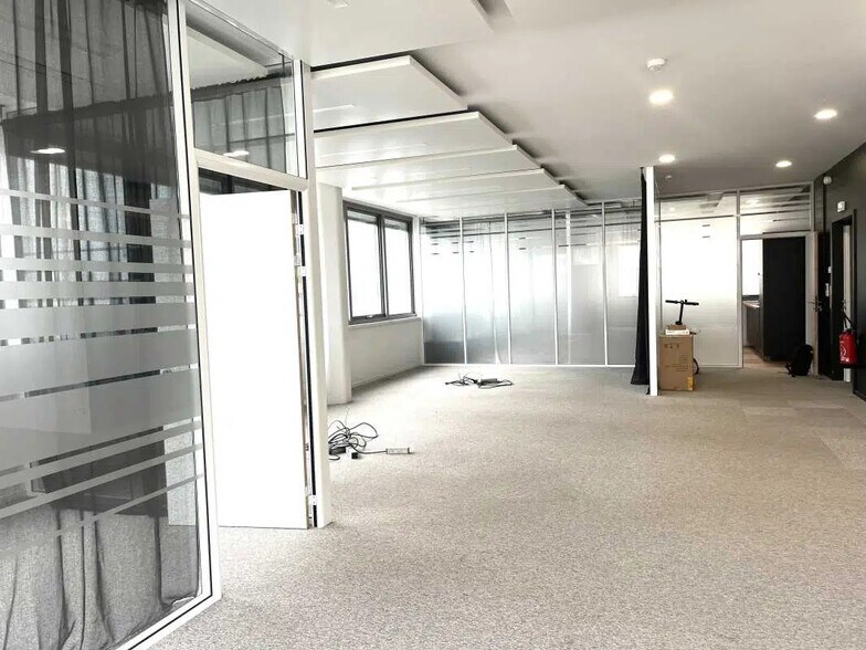 Office in Lyon to rent - Interior Photo - Image 2 of 5