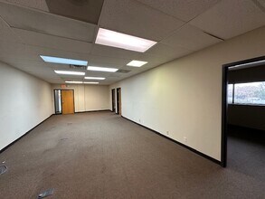 5450 Wansford Way, Rockford, IL to rent Interior Photo- Image 2 of 8