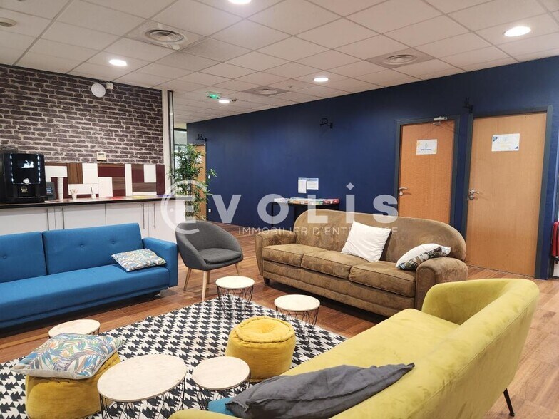 Light Industrial in Villeurbanne to rent - Lobby - Image 2 of 12