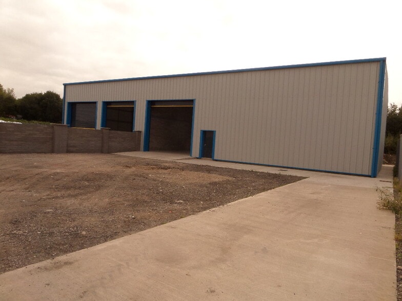 Newlands Ave, Bridgend to rent - Primary Photo - Image 1 of 5