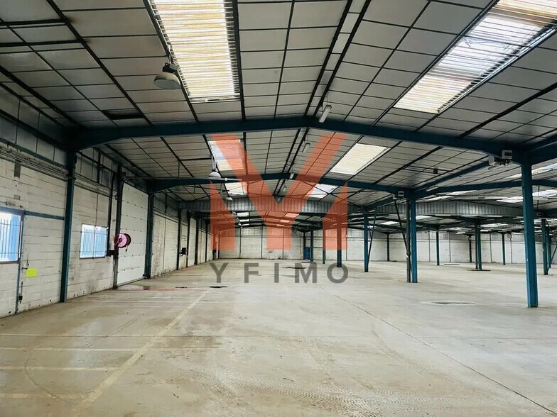 Light Industrial in Coignières to rent - Building Photo - Image 3 of 5