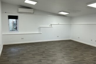 Coombe Hill Rd, East Grinstead to rent Interior Photo- Image 1 of 2