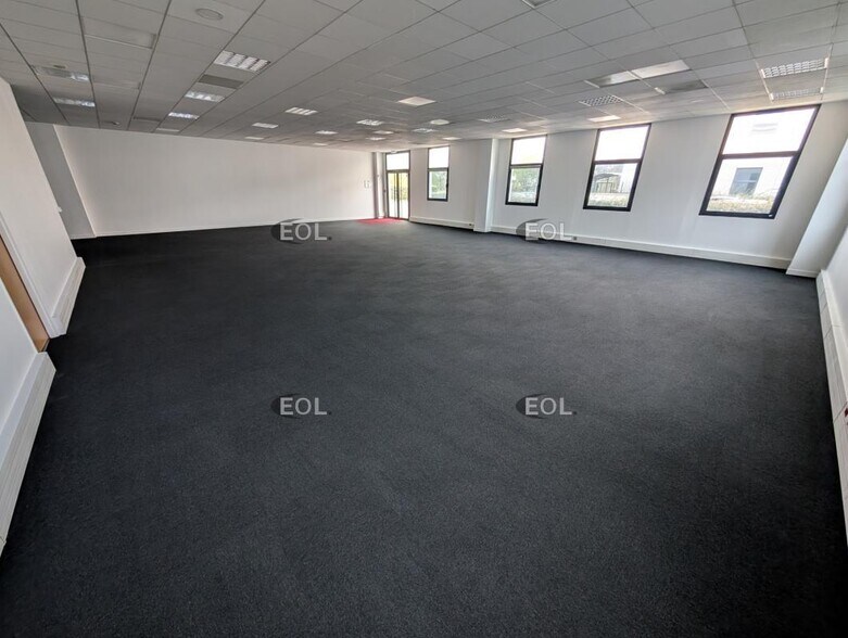Light Industrial in Créteil to rent - Interior Photo - Image 2 of 8