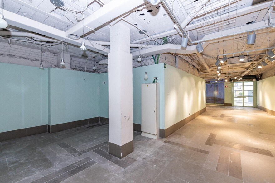 Retail in Granada to rent - Interior Photo - Image 2 of 14