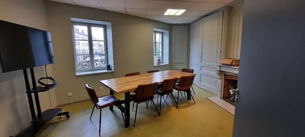 14 Place Pierre Vauboin, Tassin-la-Demi-Lune to rent - Interior Photo - Image 2 of 4