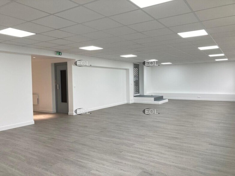 Office in Maisons-Alfort to rent - Building Photo - Image 2 of 9