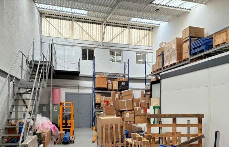 Light Industrial in Buc to rent - Interior Photo - Image 3 of 7