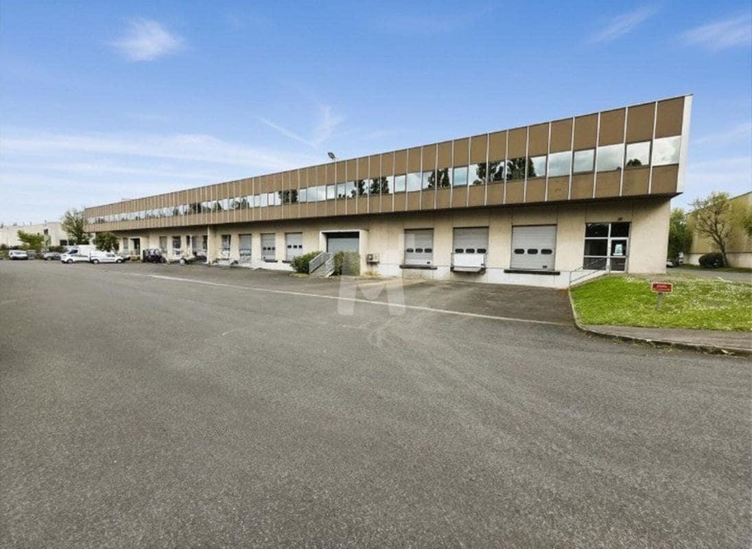 Light Industrial in Wissous to rent Building Photo- Image 1 of 7