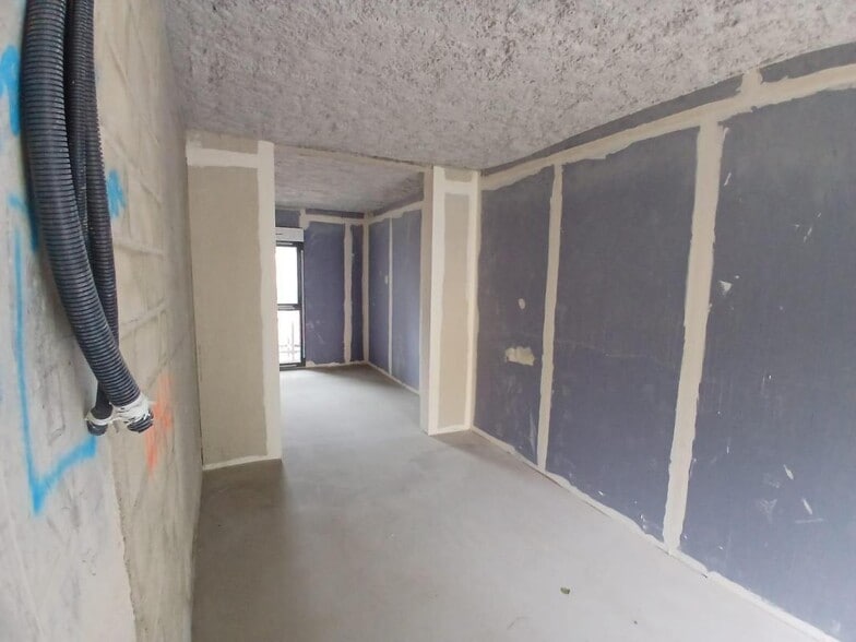Retail in Fontenay Sous Bois to rent - Interior Photo - Image 3 of 9