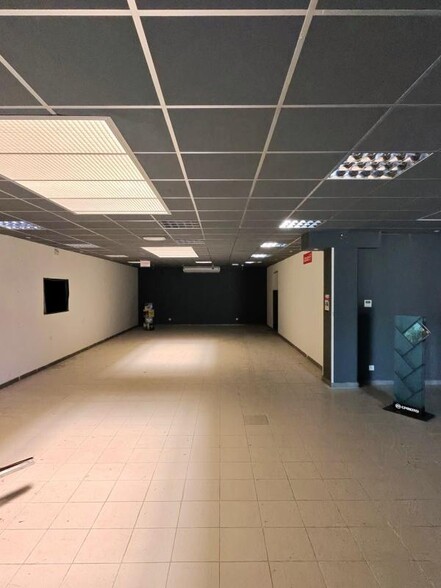 Industrial in Gémenos to rent - Building Photo - Image 2 of 8