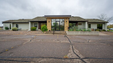 425 W Prairie View Rd, Chippewa Falls, WI for sale Primary Photo- Image 1 of 54