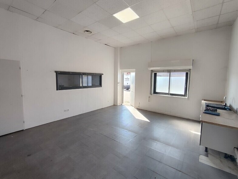 Retail in Mions to rent - Interior Photo - Image 3 of 6