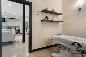 7185 Manchester Rd, Maplewood, MO to rent Interior Photo- Image 2 of 2