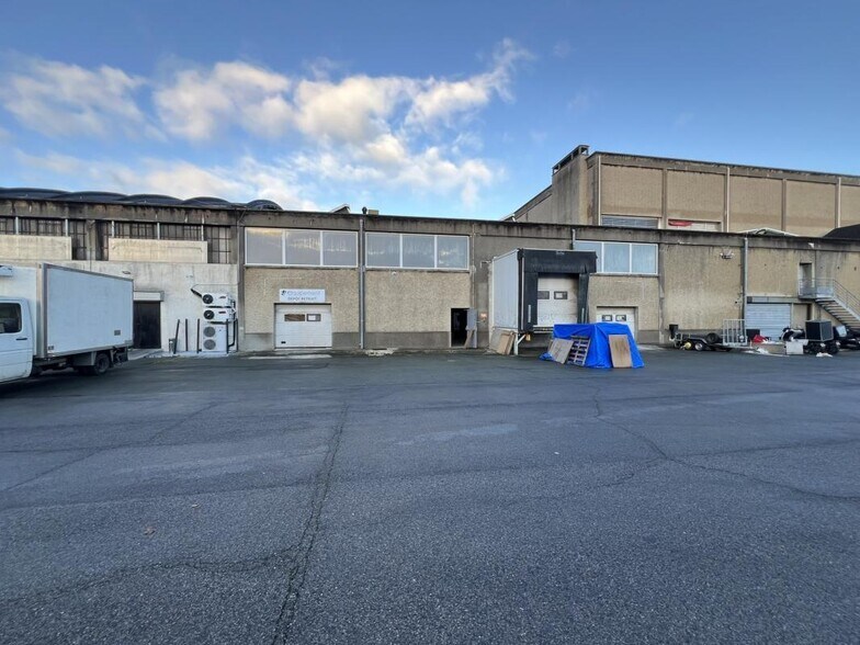 Industrial in La Courneuve to rent - Building Photo - Image 2 of 30