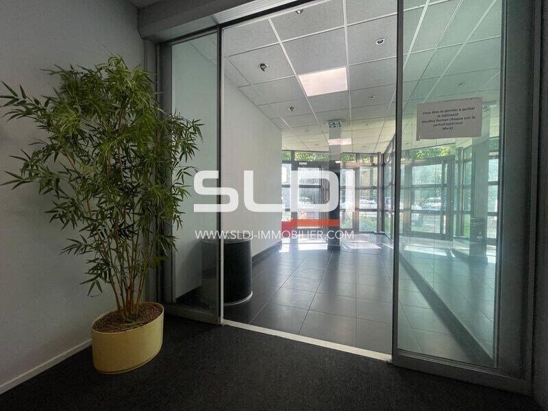 Office in Écully to rent Lobby- Image 1 of 8