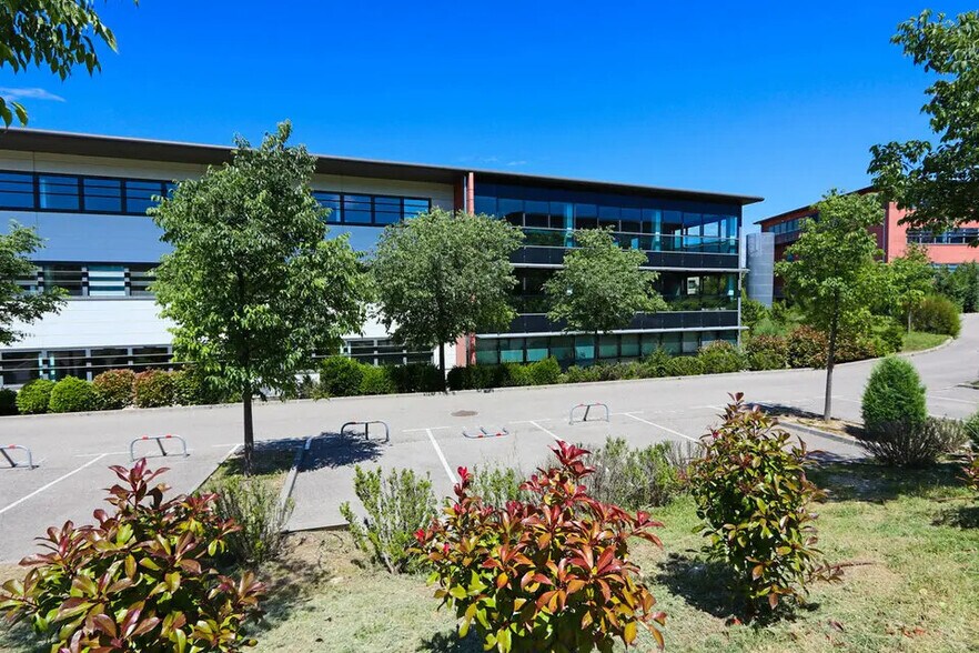 Office in Aix-en-Provence to rent - Building Photo - Image 2 of 4