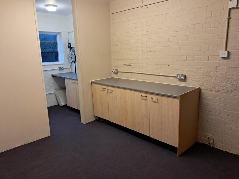 108-109 Liscombe, Bracknell to rent - Interior Photo - Image 3 of 4