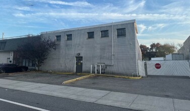 578 Oak St, Copiague, NY for rent Building Photo- Image 1 of 7