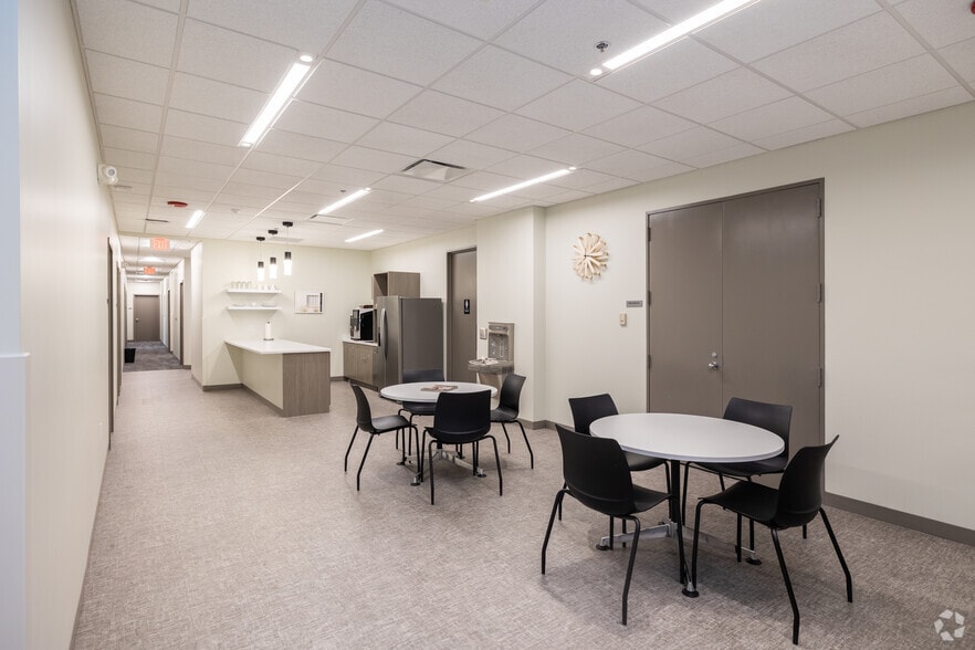 110 E Wayne St, Fort Wayne, IN to rent - Interior Photo - Image 2 of 22