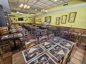 Retail in Madrid, Madrid to rent Interior Photo- Image 2 of 11