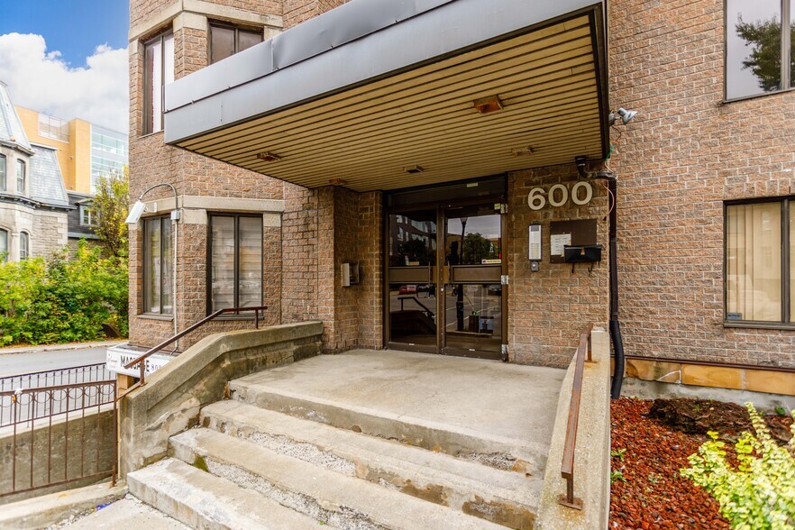 600 Rue Sherbrooke E E, Montréal, QC for rent - Building Photo - Image 3 of 6