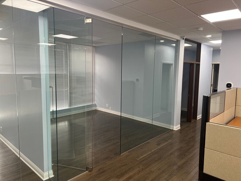 710 Higgins Rd, Park Ridge, IL to rent - Interior Photo - Image 3 of 20