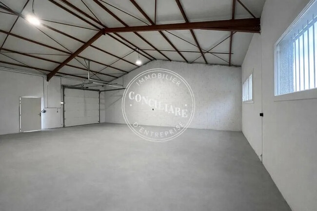 Location Entrepôt 125 m² à 138 m²