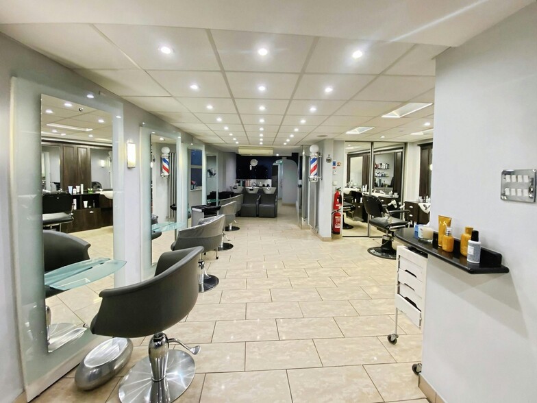 91 Guildford St, Chertsey to rent - Building Photo - Image 3 of 18
