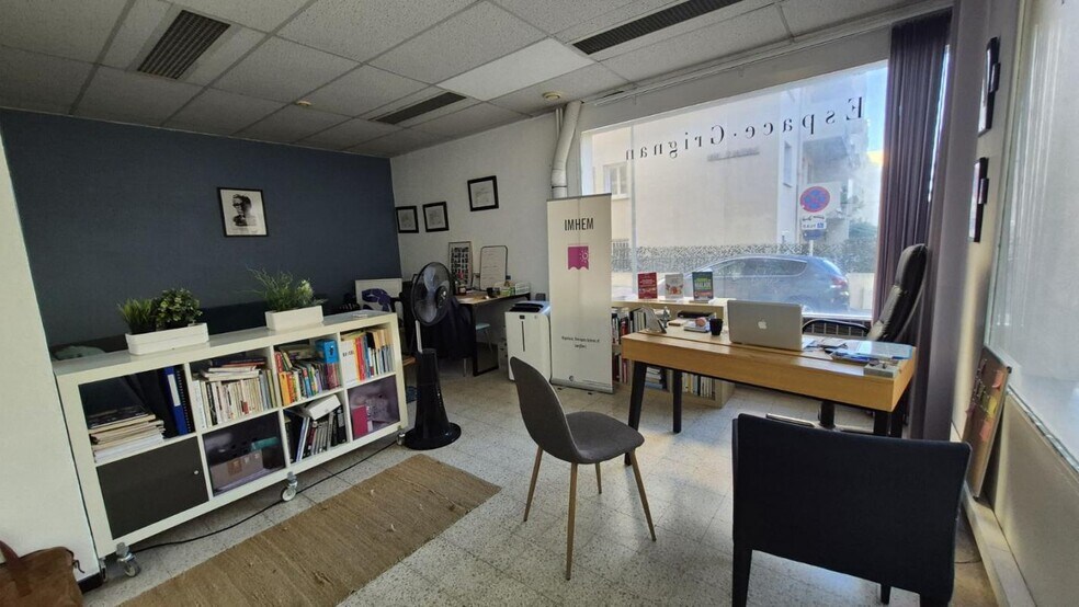 Office / Medical in Toulon to rent - Building Photo - Image 2 of 4