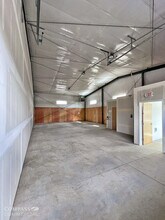 64415 Strickler Ave, Bend, OR to rent Interior Photo- Image 2 of 3