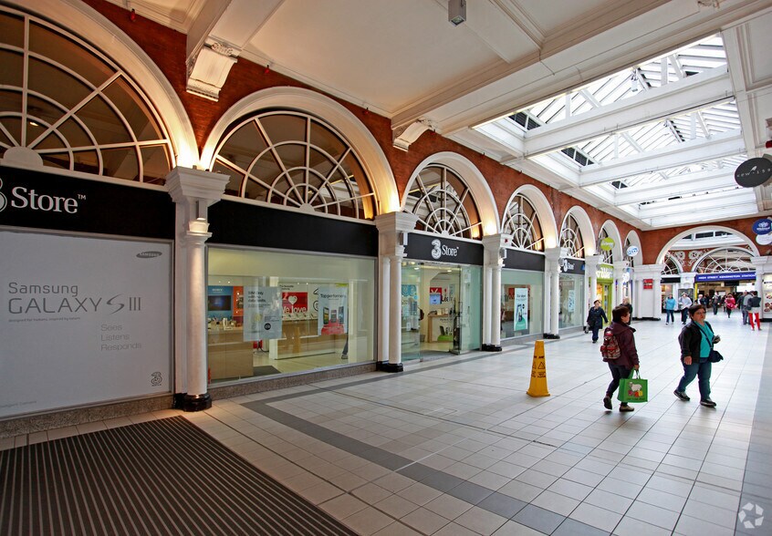 125 Kensington High St, London to rent - Interior Photo - Image 3 of 18