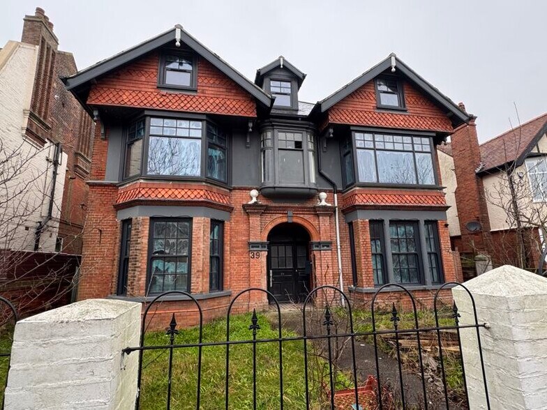 39 Kirkley Cliff Rd, Lowestoft for sale - Building Photo - Image 1 of 1