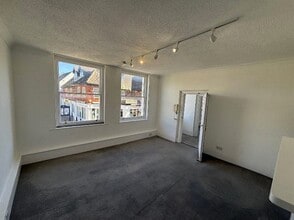 71 High St, Burnham to rent Interior Photo- Image 1 of 2