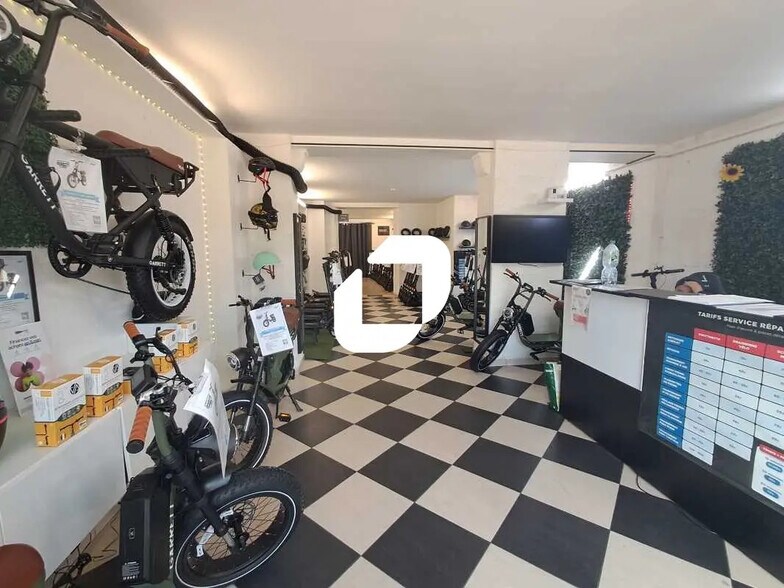 Retail in Bordeaux to rent - Interior Photo - Image 2 of 7