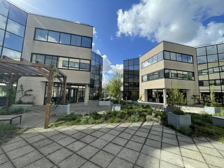 Light Industrial in Nanterre to rent - Building Photo - Image 2 of 10