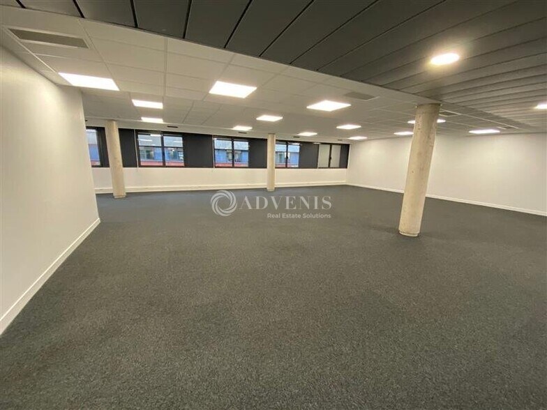 Office in Champs-sur-Marne to rent - Interior Photo - Image 3 of 5