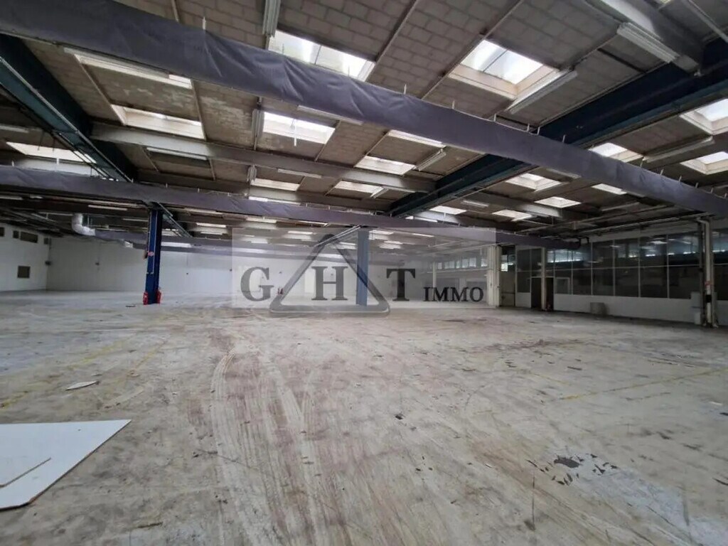 Location Entrepôt 5 850 m² - Photo 1
