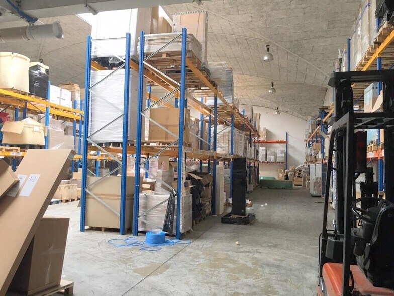 Light Industrial in Carrières-sur-Seine to rent - Building Photo - Image 1 of 10